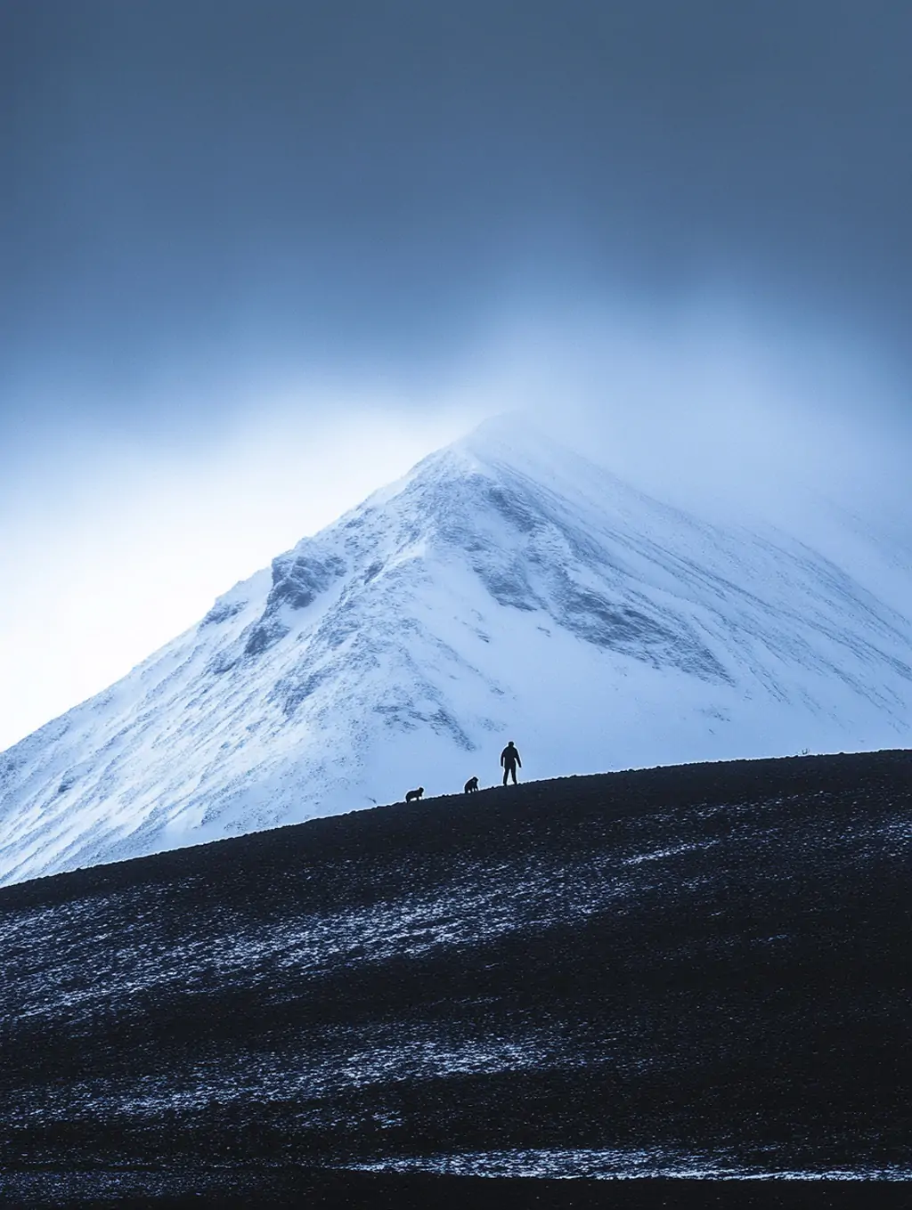 Midjourney - 巍峨雪山薄雾自然风景山坡人物剪影摄影海报midjourney关键词咒语 场景-Ai宇宙吧-