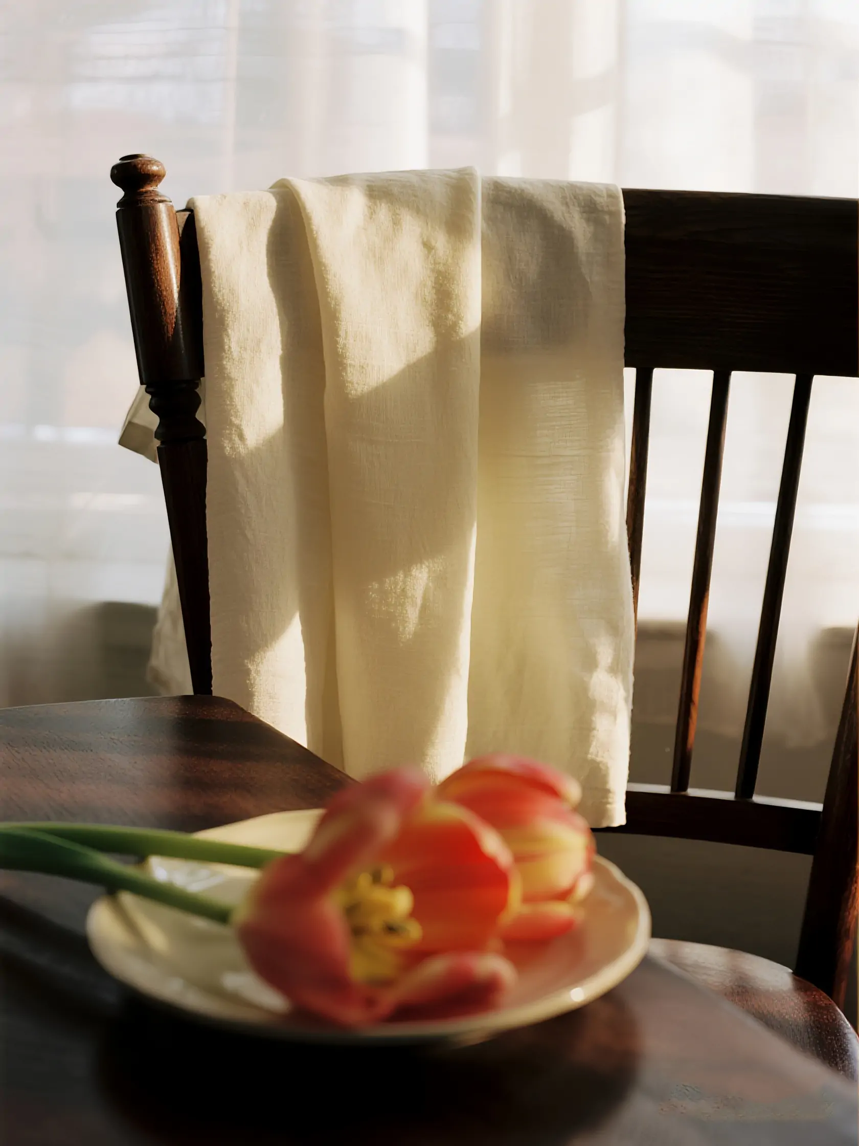 亚麻布料马蹄莲花产品特写静物摄影海报-即梦ai关键词描述咒语-Ai宇宙吧-