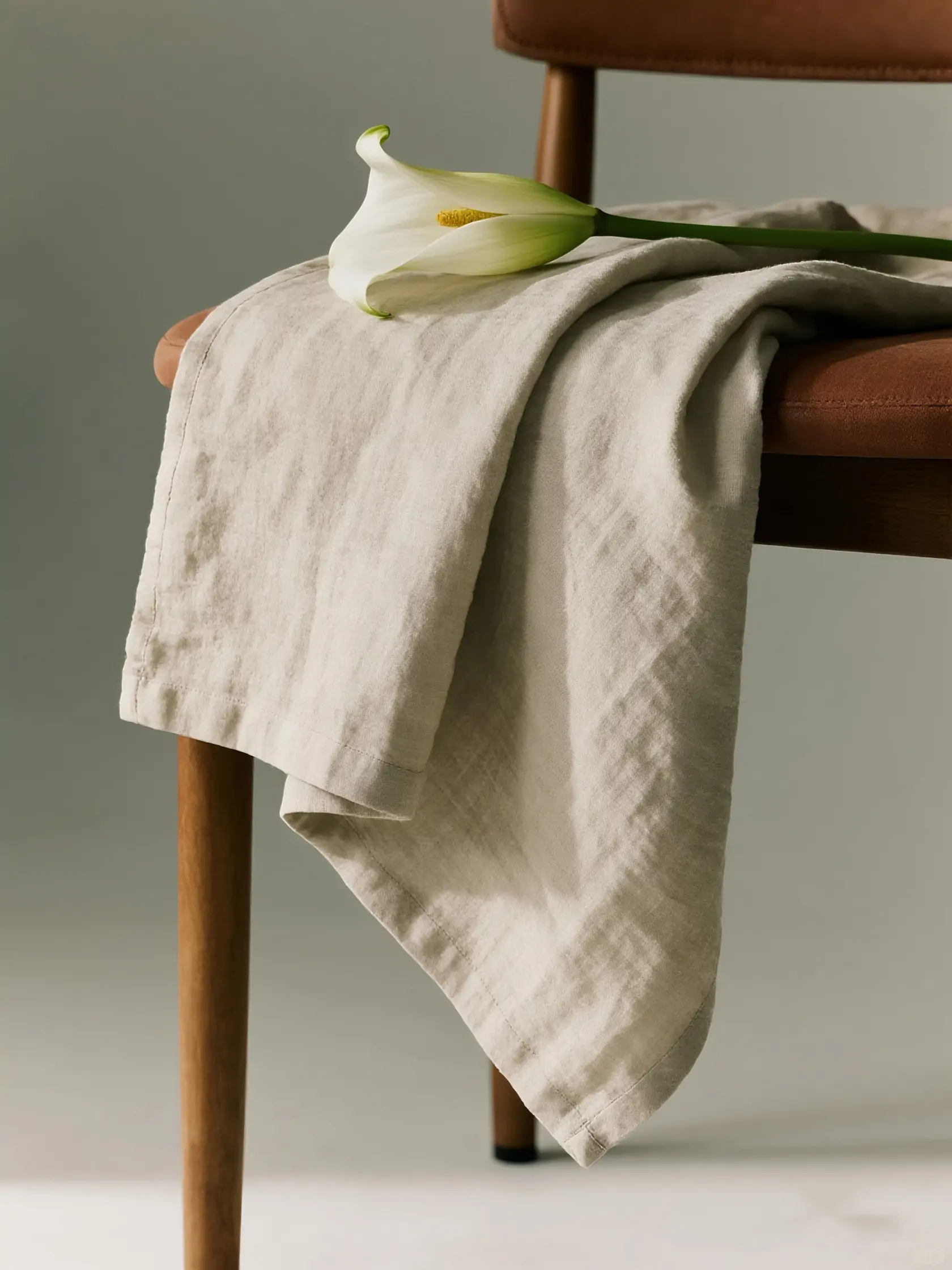 亚麻布料马蹄莲花产品特写静物摄影海报-即梦ai关键词描述咒语-Ai宇宙吧-