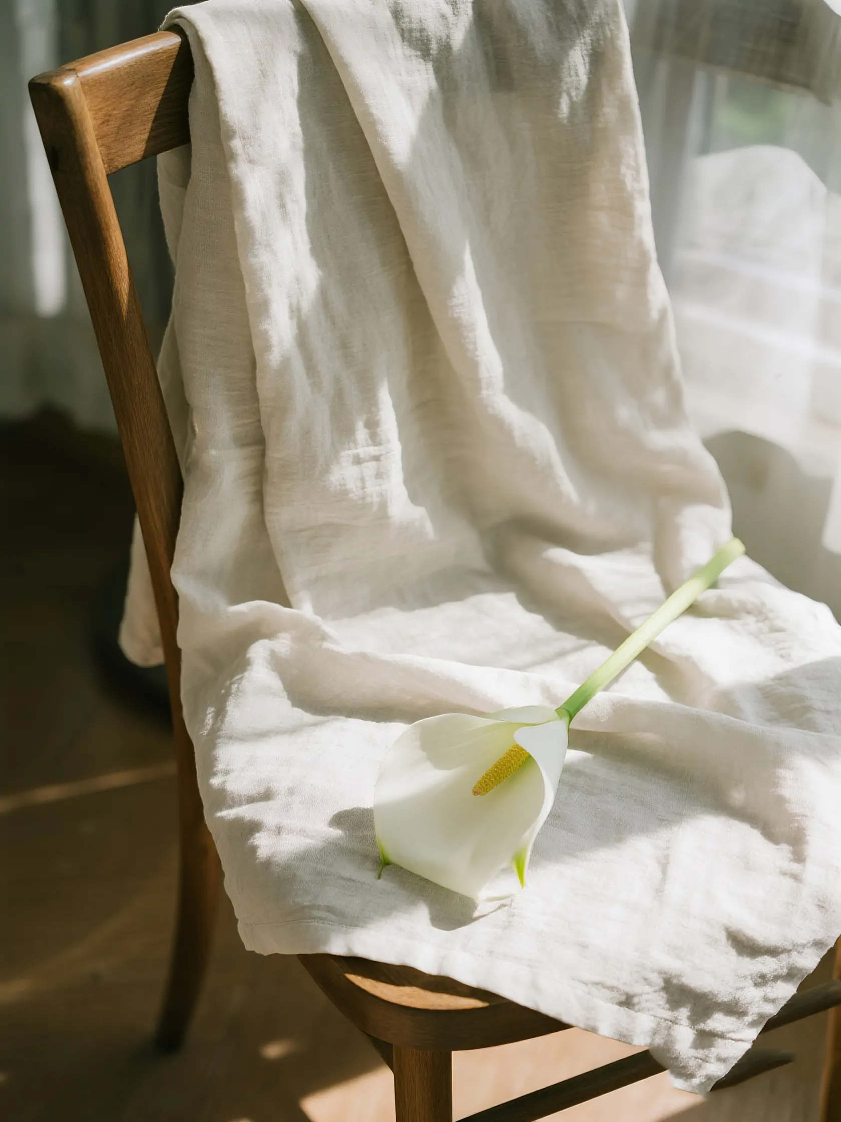 亚麻布料马蹄莲花椅子产品特写静物摄影海报-即梦ai关键词描述咒语-Ai宇宙吧-