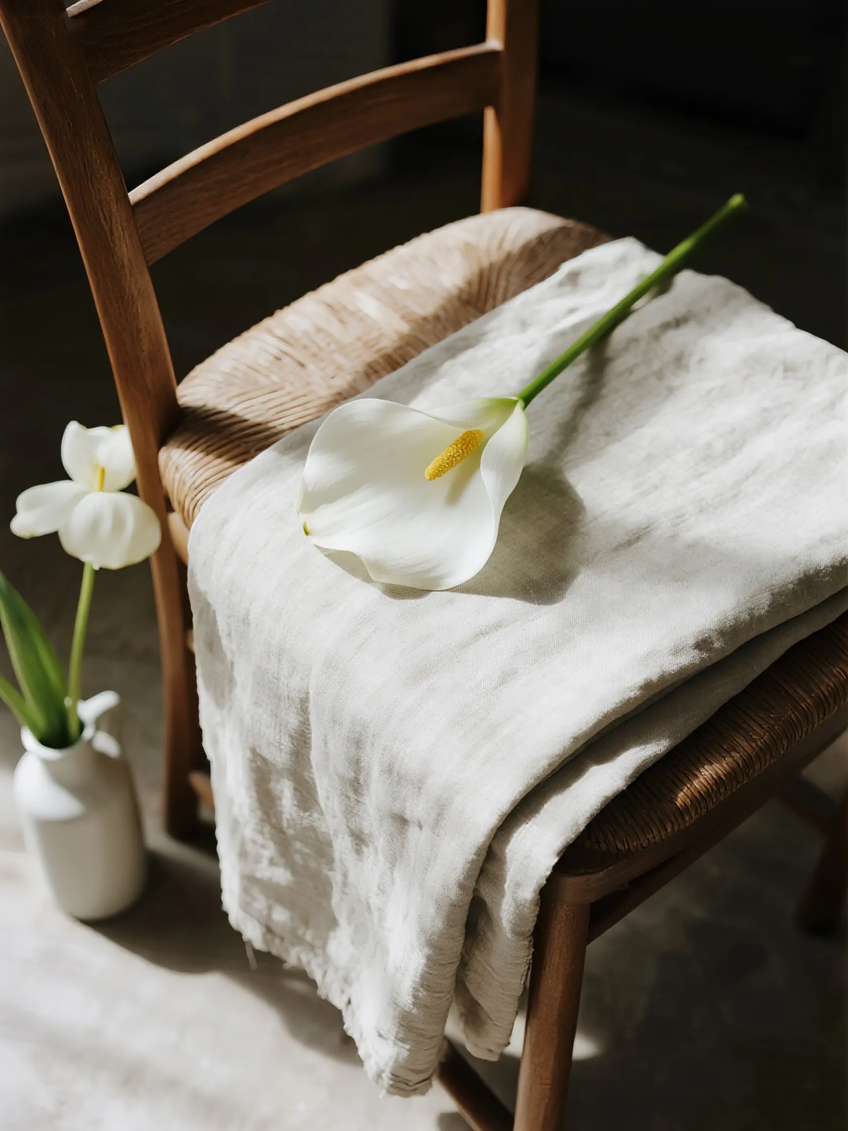 亚麻布料马蹄莲花椅子产品特写静物摄影海报-即梦ai关键词描述咒语-Ai宇宙吧-